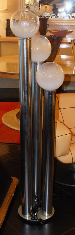 Lampada da terra Cromo sfere vetro del XX Secolo ,Vintage. Opera d'arte esemplare - Robertaebasta® Art Gallery opere d’arte esclusive.